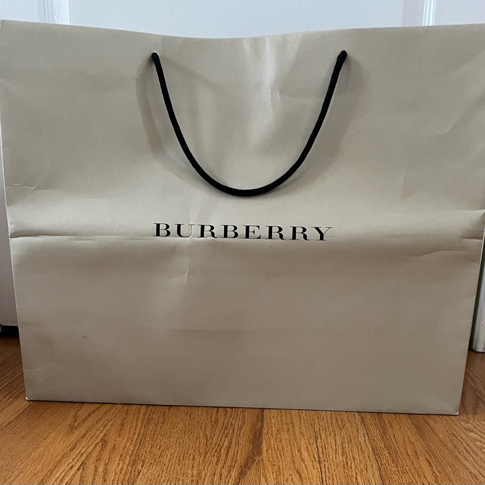 Burberry large shopping bag with plaid interior. - Picture 3 of 10